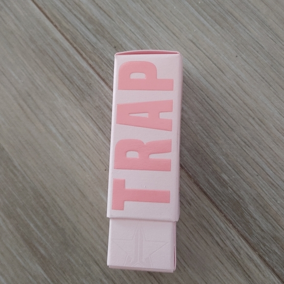 Jeffree Star Cosmetics Unphazed Velvet Trap Lipstick - Picture 5 of 11